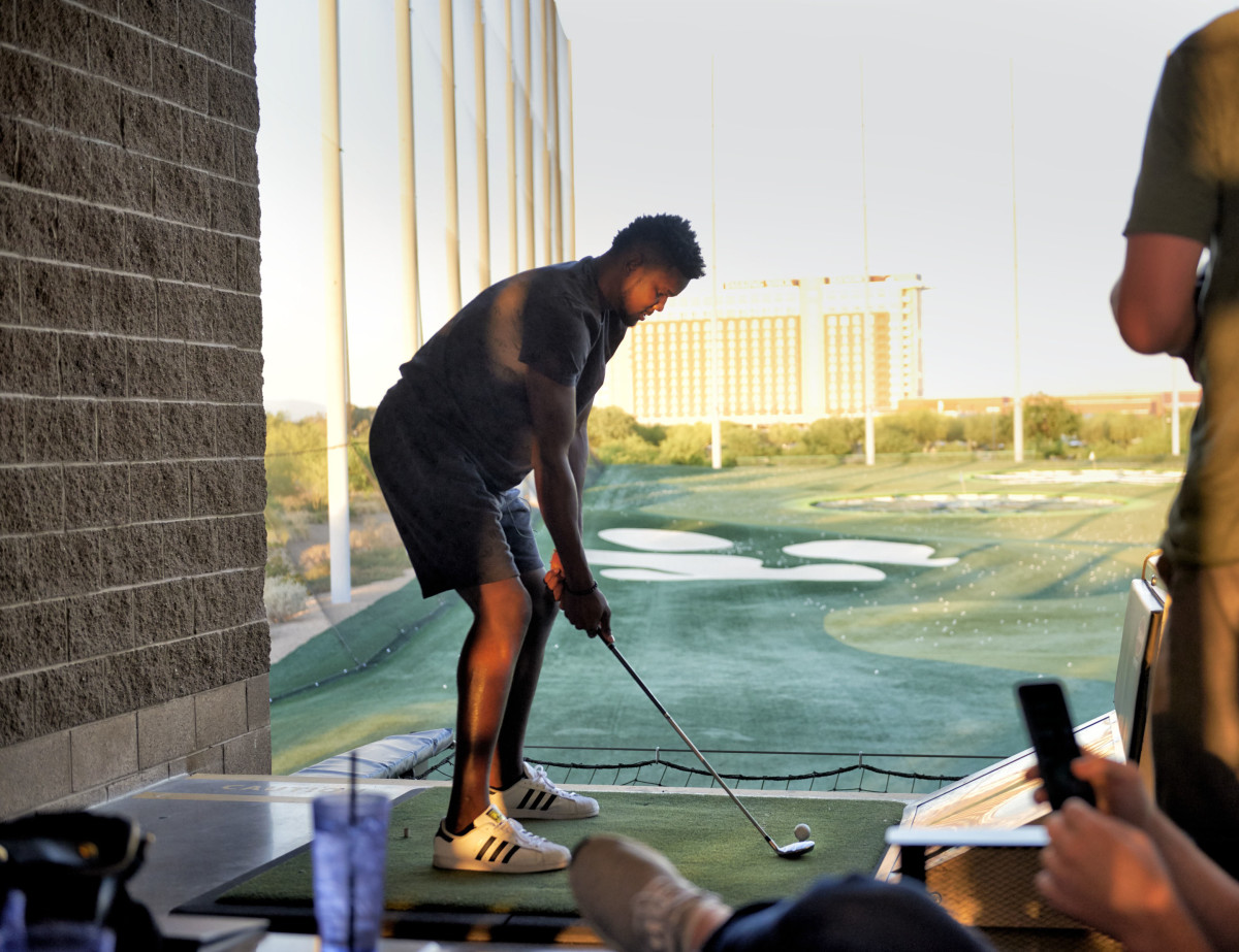 deandre_ayton_golf_.jpg